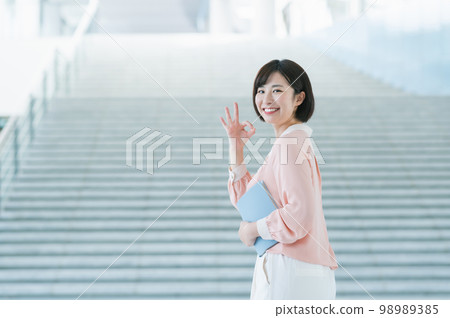 在辦公室工作的年輕女商人 98989385