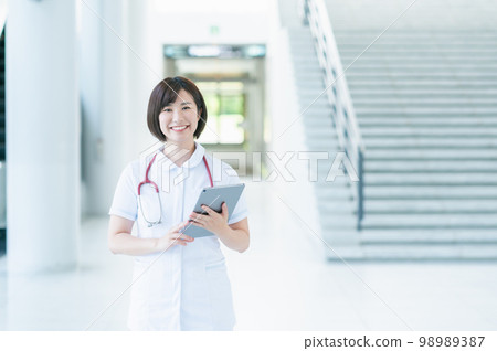 Young female nurse 98989387