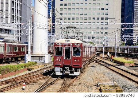 阪急鐵道 7000 系列列車在大阪梅田站附近運行 阪急鐵道 7000 系列列車在大阪梅田站附近運行 98989746