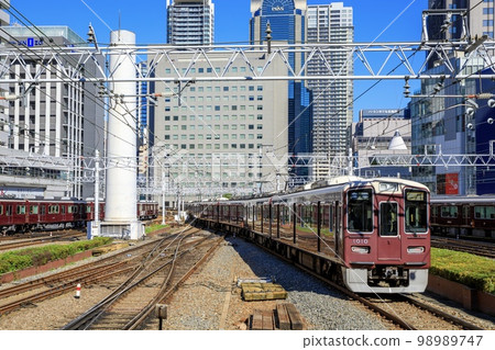 阪急鐵路 1000 系列列車在大阪梅田站附近運行 98989747