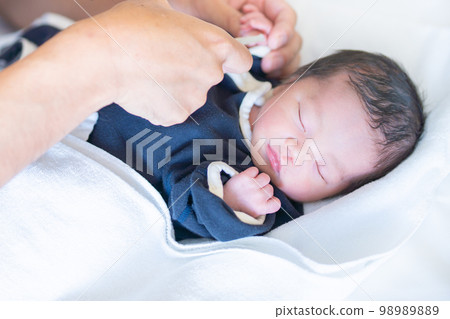 睡在爸爸可以穿內衣的婦產醫院的新生兒 睡在爸爸可以穿內衣的婦產醫院的新生兒 98989889