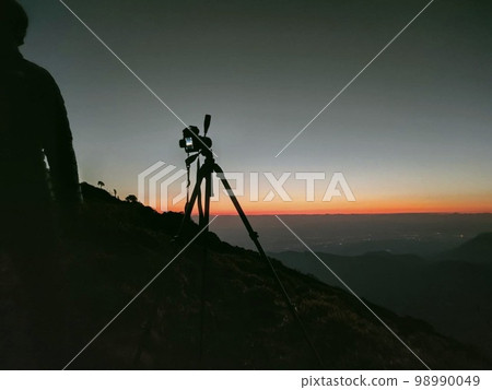 等待日出的登山者 98990049