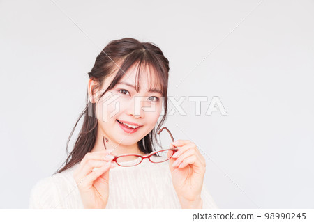 一位眼科醫生的年輕女士摘下眼鏡進行視力測試 [ LASIK 圖像 ] 98990245