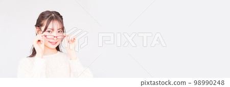 一位眼科醫生的年輕女士摘下眼鏡進行視力測試 [ LASIK 圖像 ] 98990248