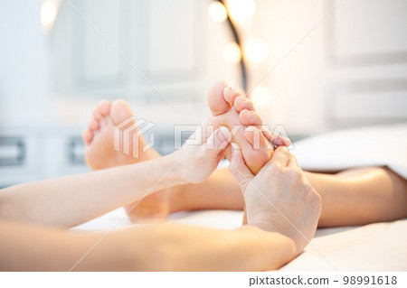 foot massage 98991618
