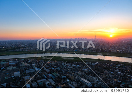 日落時的東京,來自千葉縣市川市的 I Link Town 展望台 日落時的東京,來自千葉縣市川市的 I Link Town 展望台 98991780