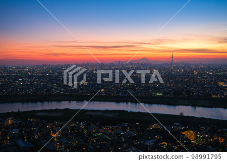 從千葉縣市川市 I Link Town 展望台看東京的日落 從千葉縣市川市 I Link Town 展望台看東京的日落 98991795