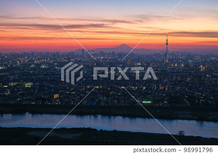 從千葉縣市川市 I Link Town 展望台看東京的日落 從千葉縣市川市 I Link Town 展望台看東京的日落 98991796
