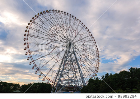 江戶川區,東京葛西臨海公園摩天輪在黃昏 江戶川區,東京葛西臨海公園摩天輪在黃昏 98992284