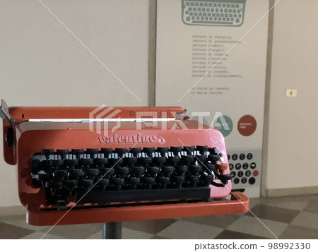 Olivetti Italian design typewriter- Italian design 98992330