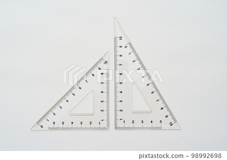 白色背景上的三角尺 白色背景上的三角尺 98992698
