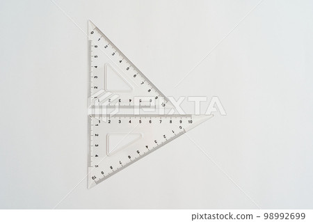 白色背景上的三角尺 白色背景上的三角尺 98992699
