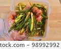 Green onion kimchi in one hand 98992992