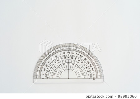 白色背景上的量角器 白色背景上的量角器 98993066