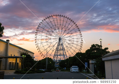 江戶川區,東京葛西臨海公園摩天輪在黃昏 江戶川區,東京葛西臨海公園摩天輪在黃昏 98993150