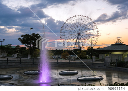 東京江戶川區葛西臨海公園黃昏車站前噴泉廣場 東京江戶川區葛西臨海公園黃昏車站前噴泉廣場 98993154