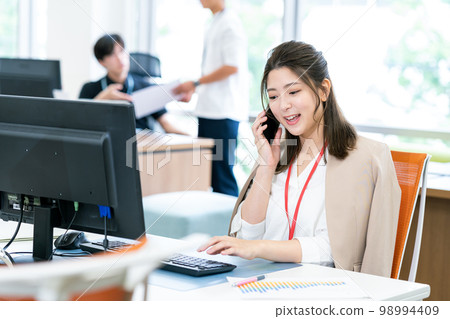 Business woman working in the office 98994409
