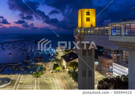 Facade of the famous Lacerda elevator 98994428