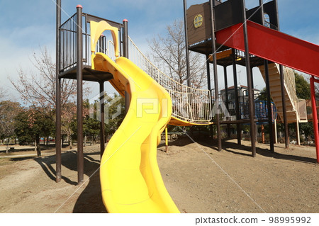 在附近的公園散步 在附近的公園散步 98995992