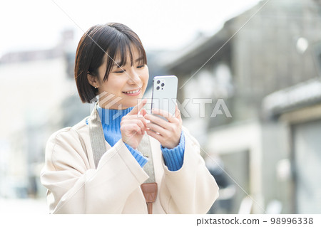 Woman with smartphone, travel, sightseeing, traveling alone, smile, camera, photography, commemorative photo, adult woman, tablet 98996338