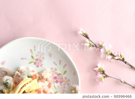 喜慶的散壽司和早春櫻花慶祝春天的開始 喜慶的散壽司和早春櫻花慶祝春天的開始 98996466