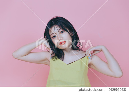 Photo of a young woman wearing cheap clothes 98996988