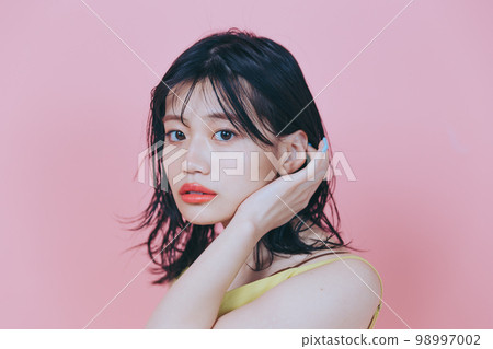 穿著廉價衣服的年輕女子的照片 98997002