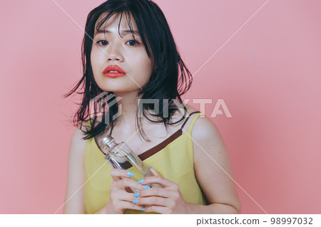 穿著廉價衣服的年輕女子的照片 98997032