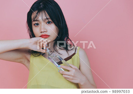 穿著廉價衣服的年輕女子的照片 穿著廉價衣服的年輕女子的照片 98997033