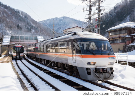 [Takayama Main Line] Limited Express Hida, changing trains at Utsubo Station 98997134