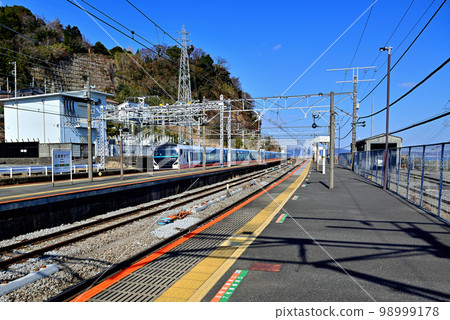 JR東日本的木造車站大樓大通號、湘南號等經過根部川站的列車 98999178