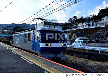JR East's wooden station building Trains such as Odoriko and Shonan that pass through Nebukawa Station JR East's wooden station building Trains such as Odoriko and Shonan that pass through Nebukawa Station 98999202