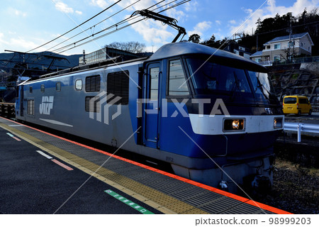 JR東日本的木造車站大樓大通號、湘南號等經過根部川站的列車 98999203