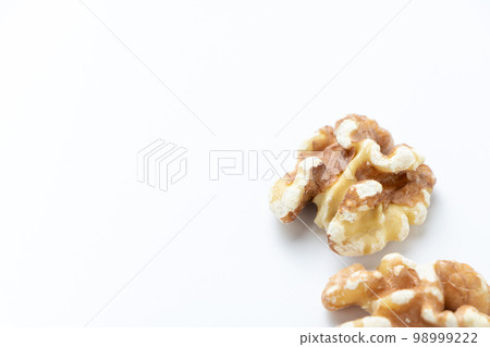 Walnuts. It is said to be a super food that contains many ingredients that are good for health maintenance and promotion, such as omega-3 fatty acids and various nutritional ingredients. 98999222