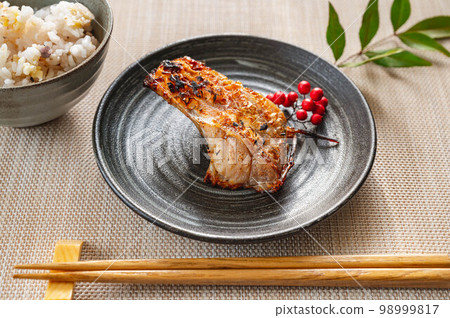 烤紅魚雜糧飯 98999817