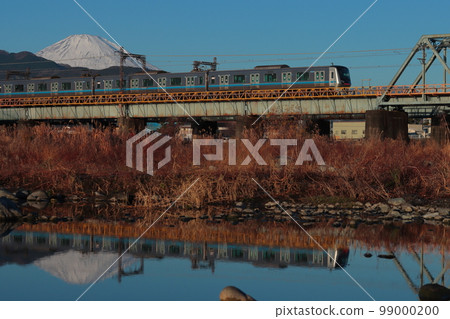 富士山和小田急 5000 系列火車倒映在平靜的河面上_攝於 2023 年 1 月 1 日 99000200