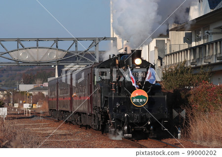 帶著朝陽旗出站的蒸汽機車摩卡_攝於2023年1月7日 99000202
