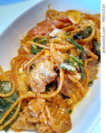 Neapolitan with lots of ingredients, my wife's homemade home cooking, dinner to enjoy at home, happy family, enjoying corona 99001016