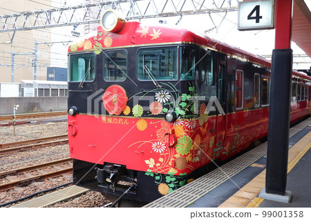 Sightseeing limited express Hanayome Noren departing from Kanazawa Station Sightseeing limited express Hanayome Noren departing from Kanazawa Station 99001358