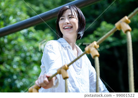 參加田徑運動的活躍女性 99001522