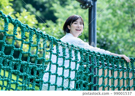 參加田徑運動的活躍女性 99001537