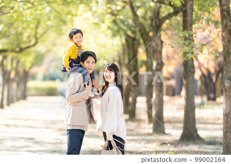 一家人背著孩子走路 99002164