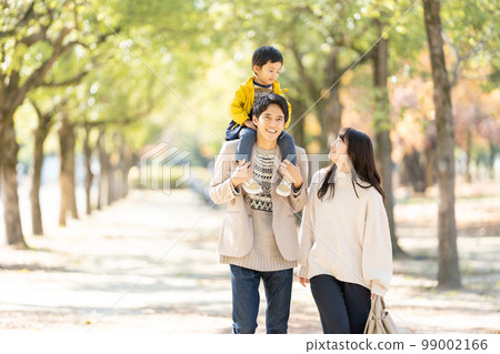 一家人背著孩子走路 99002166