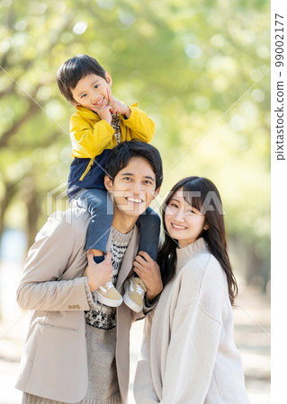 一家人背著孩子走路 99002177