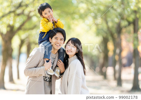 一家人背著孩子走路 99002178