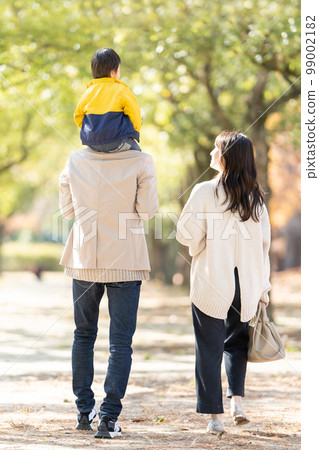 一家人背著孩子走路的後視圖 99002182