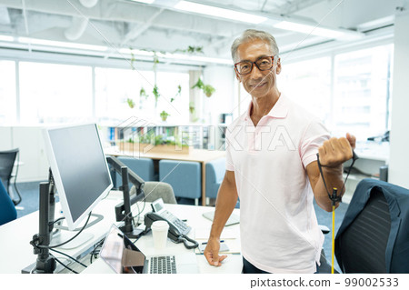 在辦公室做肌肉訓練的資深商人 99002533