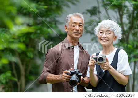 Senior couple camera trip 99002937