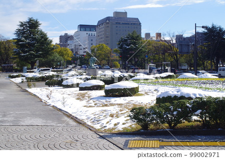 Scenery of Peace Memorial Park covered in snow 99002971