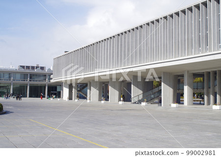 View of the building of the Atomic Bomb Museum in the winter sky 99002981